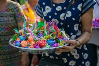 这份工作，注定的，面筋，多色，中段，一个人，抱着，专注于前景