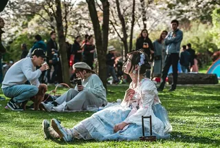 坐在草地上的女人