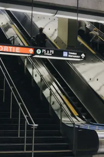 不锈钢扶手、自动扶梯、标志、楼梯、灯、金属、栏杆、内部