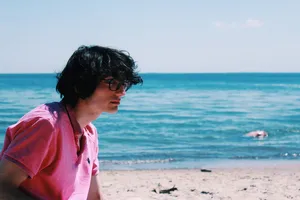 靠近水体的沙子上的人