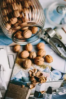 盛满胡桃的罐子，碗里有新鲜健康的奶昔和薄纱