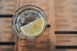 美味的蔬菜三明治和饮料