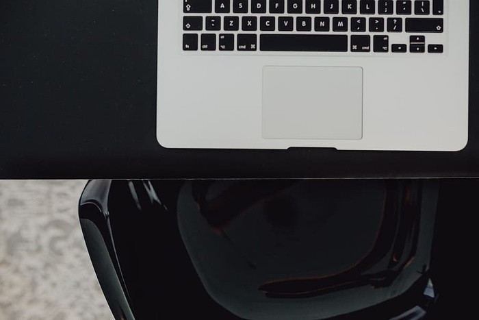 在家中或工作室安装MacBook电脑的时尚工作区