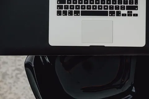 在家中或工作室安装MacBook电脑的时尚工作区