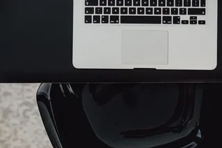 在家中或工作室安装MacBook电脑的时尚工作区