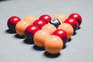 黄色、红色和黑色台球