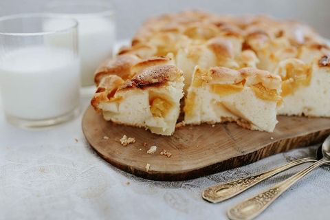 美味的海绵蛋糕配水果和牛奶 美味的海绵蛋糕配水果和牛奶