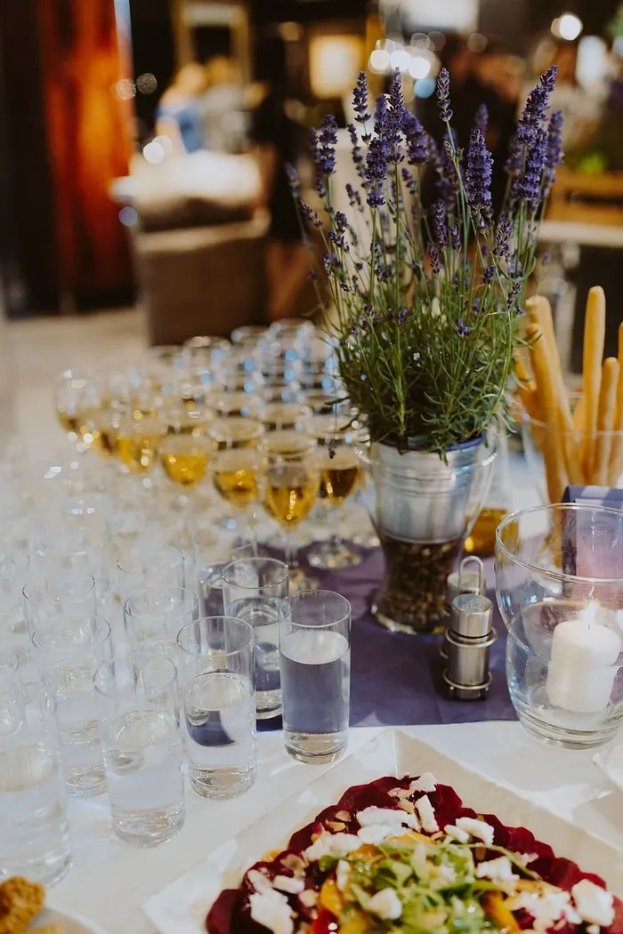 餐饮宴会桌上有不同的食物小吃和开胃菜