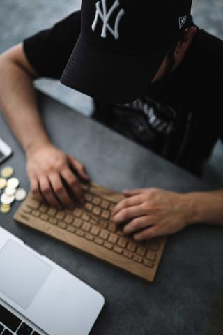 在木制键盘上打字的年轻人