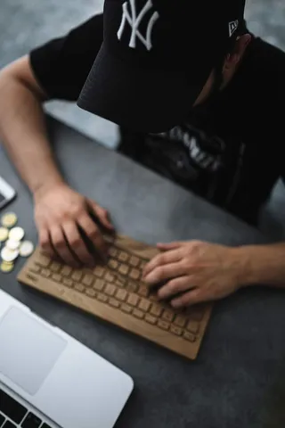 在木制键盘上打字的年轻人