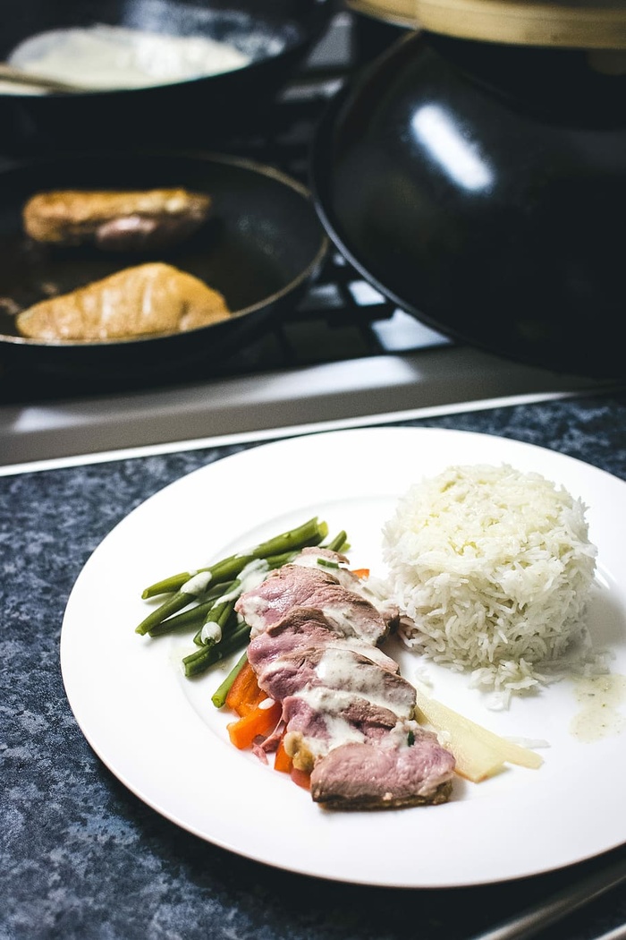 中号鸭胸肉配蔬菜和米饭