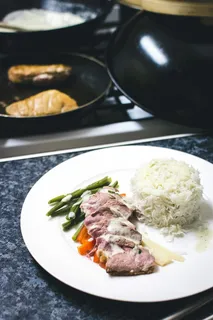 中号鸭胸肉配蔬菜和米饭 中号鸭胸肉配蔬菜和米饭