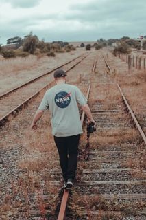 在火车轨道上行走的人