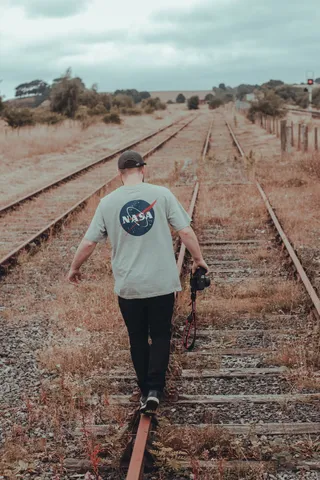 在火车轨道上行走的人