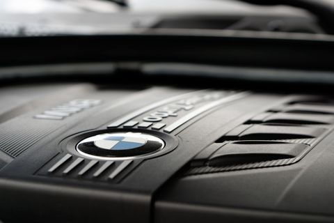 黑色和灰色汽车超低音扬声器