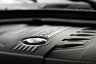 黑色和灰色汽车超低音扬声器