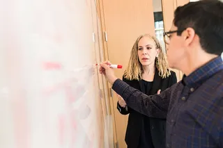 在船上写字的人