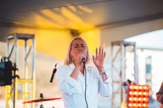 使用麦克风的白领长袖女人