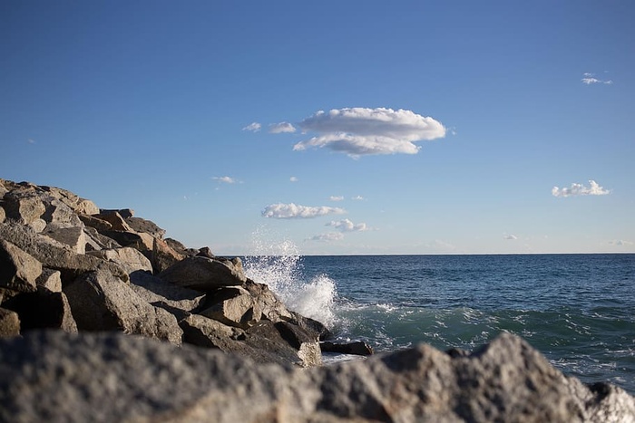 海浪撞击背景为地平线的岩石