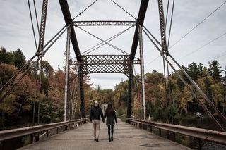 一对情侣白天在灰色桥上散步