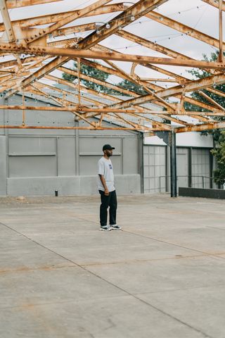 站在无顶建筑中间的男子