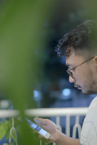 使用iPhone的男人