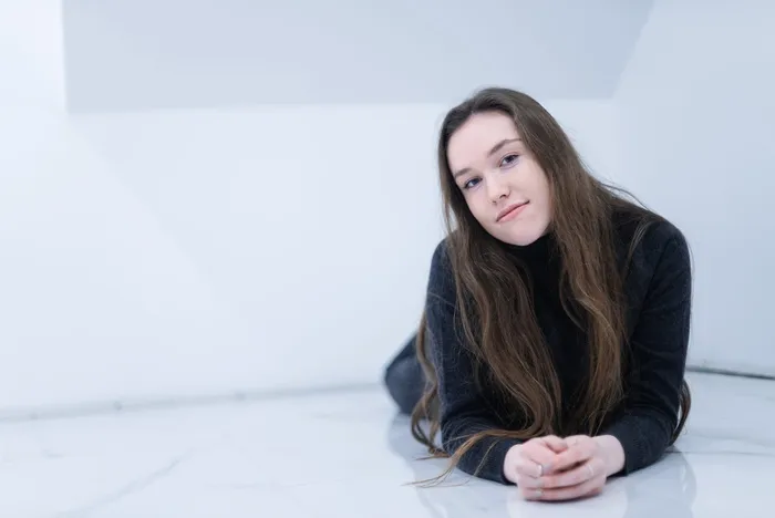 在白色表面上捕虾的女人