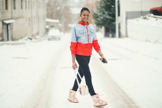 站在路上的女人