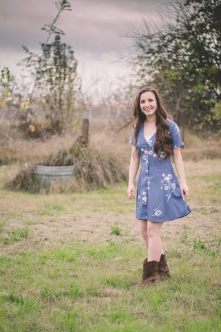 穿着花裙子和靴子的女人