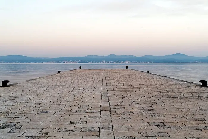 把码头伸入水中