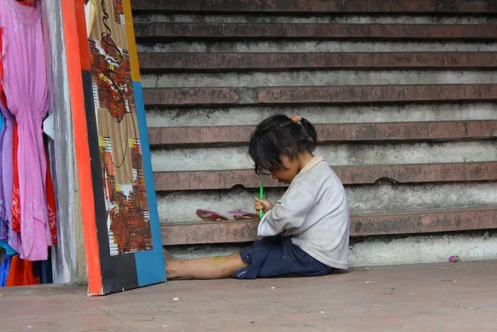 lebar cm岛，儿童，女孩，一人，全长，坐着，儿童，楼梯