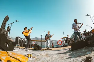 舞台上演奏乐器的人