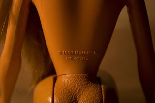 芭比，手腕，女权主义，身体，商品，文字，财富，金色