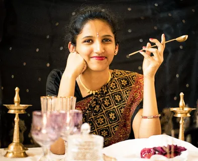 坐在椅子上穿着黑棕色连衣裙的女人