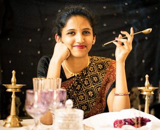 坐在椅子上穿着黑棕色连衣裙的女人