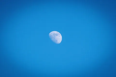 月亮,天空,白天,行星,蓝色,部分多云,逐渐增加,四分之三 月亮,天空,白天,行星,蓝色,部分多云,逐渐增加,四分之三