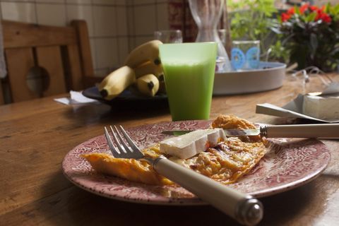 早午餐、鸡蛋、布里干酪、牛奶、盘子、木桌、香蕉、食品和饮料