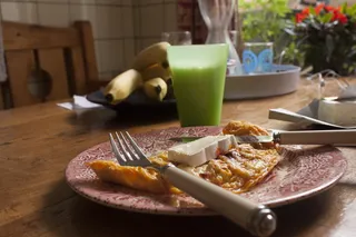 早午餐、鸡蛋、布里干酪、牛奶、盘子、木桌、香蕉、食品和饮料