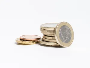 圆形金银色硬币、欧元、货币、现金、银行、货币、银行、经济