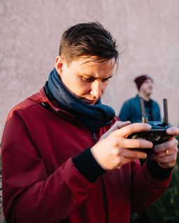 男子使用黑色摄像机