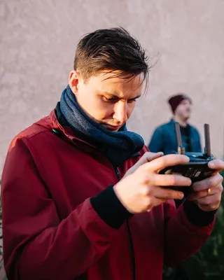 男子使用黑色摄像机