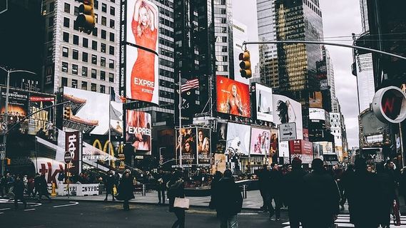 城市，城市，广告牌，人们，男人，男人，女人，男人，女人