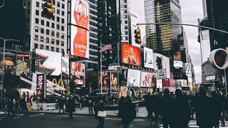 城市，城市，广告牌，人们，男人，男人，女人，男人，女人