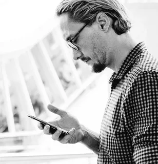 美国人，胡子，黑白，金发，体重，白种人，手机，聊天