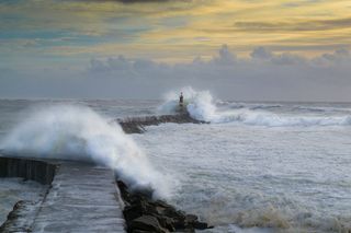 红色，白色，波浪，水，撞击，灯塔，白天，三月