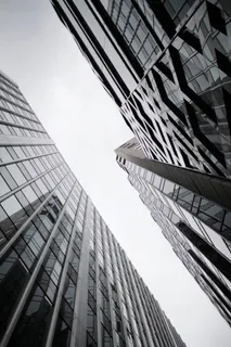 幕墙玻璃建筑的低角度摄影 幕墙玻璃建筑的低角度摄影