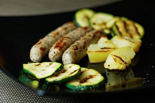 绿色、黄色和棕色食物放在黑色方形陶瓷盘子上