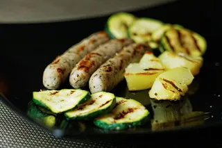 绿色、黄色和棕色食物放在黑色方形陶瓷盘子上