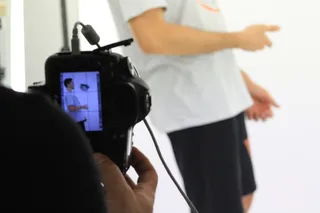 手持黑色单反相机的人