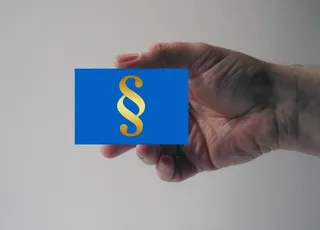 person，holding，blue，box，子句，段落，book，right